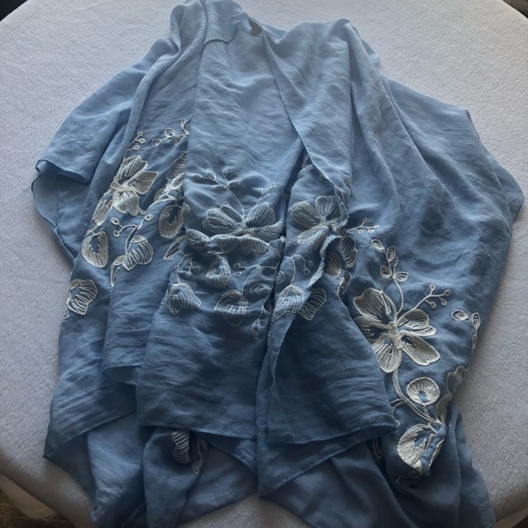 Francesca’s Floral Kimono - Picture 4 of 7